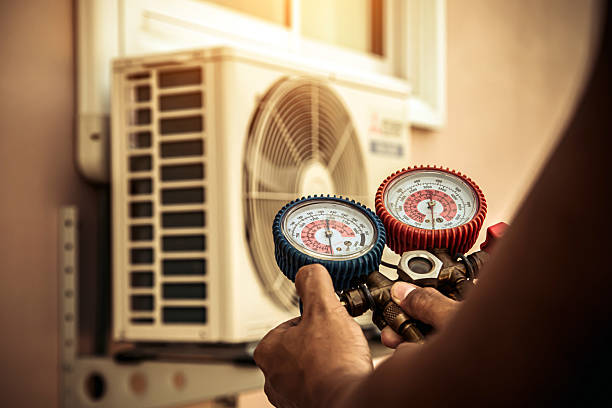 Professional Hvac technician working in Saint Louisville, OH